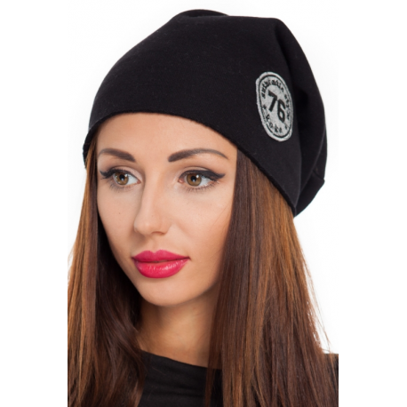 Teplá sportovní čepice s nášivkou – Černá